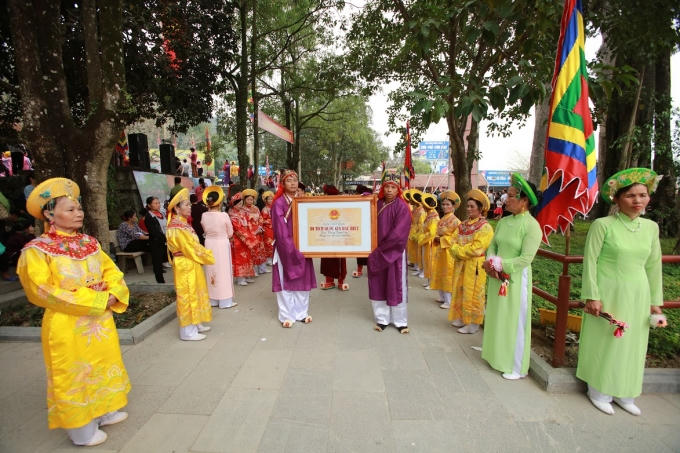 Lễ rước Bằng xếp hạng di tích quốc gia đặc biệt từ Đền Thõng lên đến đến Thượng (đền chính thờ Quốc mẫu Tây Thiên).