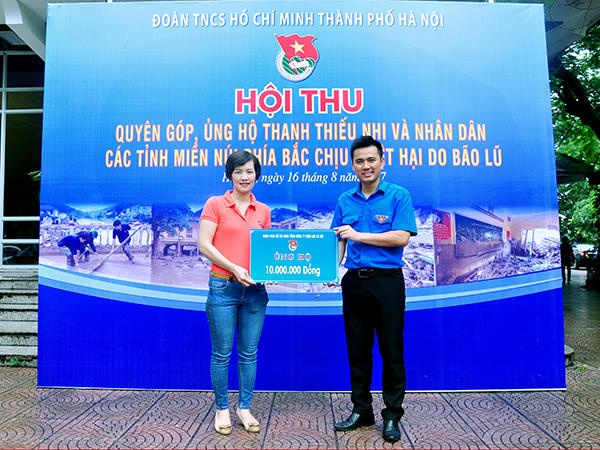 Đồng chí Nguyễn Thu Hương - Bí thư Đoàn thanh niên EVN HANOI trao 10 triệu đồng và nhu yếu phẩm tại hội thu của Thành đoàn Hà Nội