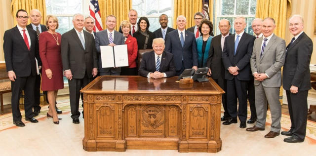 Tổng thống Trump chụp ảnh cùng các thành viên trong nội các (Ảnh: Twitter)