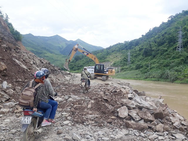 Máy móc được huy động để sửa chữa các đoạn xung yếu