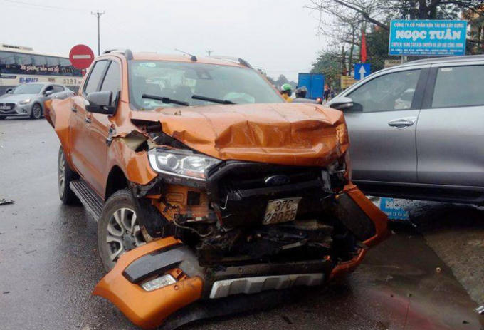 Những chiếc xe va chạm trong vụ tai nạn giao thông liên hoàn đều hư hỏng nặng.