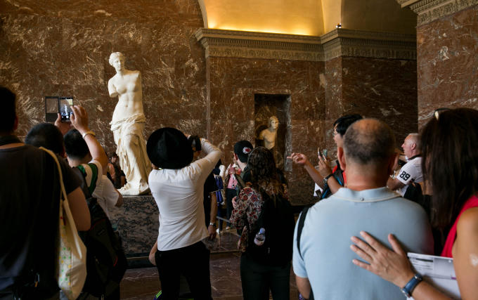 Cũng luôn có hàng trăm khách nườm nượp thăm viếng tượng thần Vệ Nữ thành Milo (Venus de Milo) là một tác phẩm điêu khắc Hy Lạp cổ đại nổi tiếng nhất, khắc hoạ Aphrodite, vị nữ thần tình yêu và sắc đẹp của người Hy Lạp.