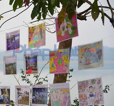 Bên cạnh đó là triển lãm ảnh về các hoạt động bảo vệ môi trường và lưu dấu vân tay cam kết bảo vệ môi trường