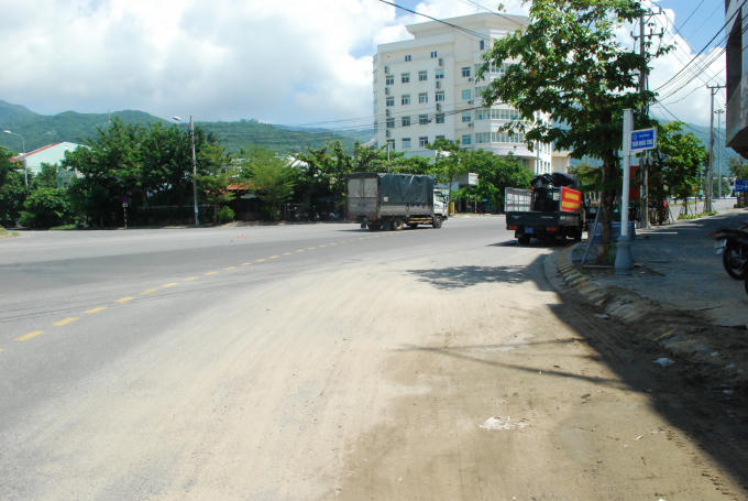 Cát đổ đầy đường gây nguy cơ tai nạn cao, cũng như mất mỹ quan đô thị ngay đường vào khu công nghiệp.