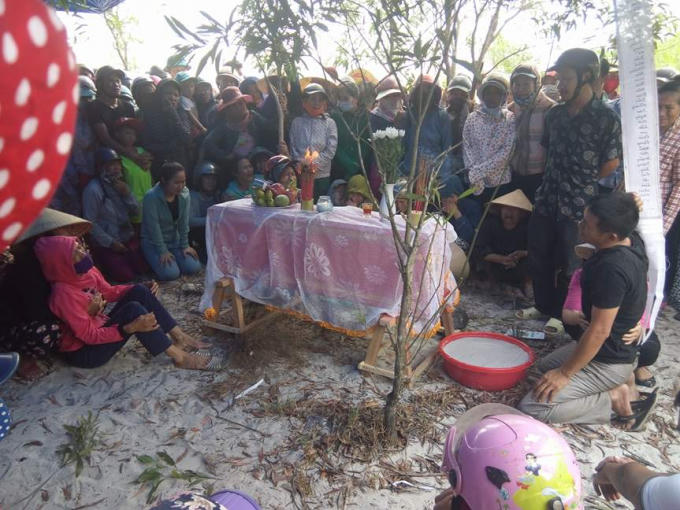 Ch&ugrave;m ảnh: Ng&agrave;n người kh&oacute;c ngất đưa tiễn b&eacute; N&ocirc; về nơi an nghỉ