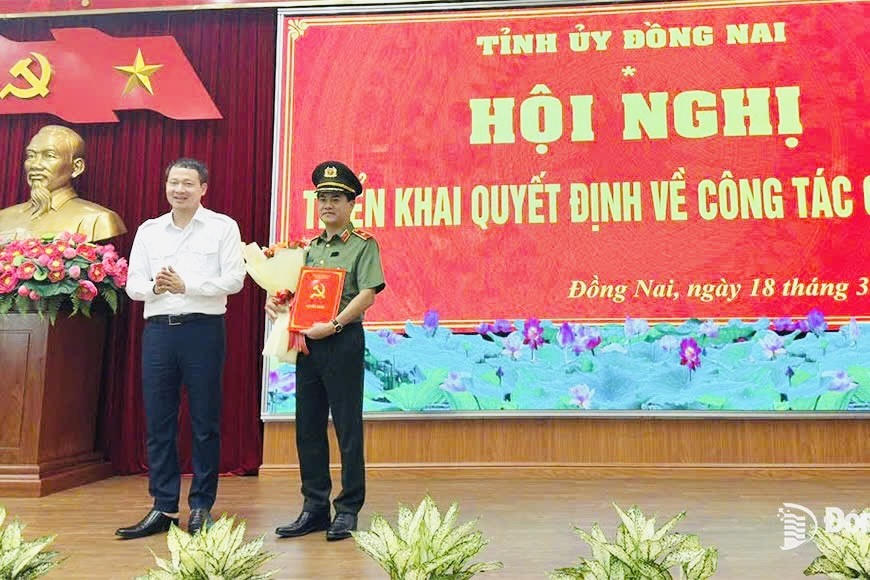 Bí thư Tỉnh ủy Vũ Hồng Văn chúc mừng thiếu tướng Nguyễn Đức Hải được nhận quyết định của Ban Bí thư Trung ương Đảng.