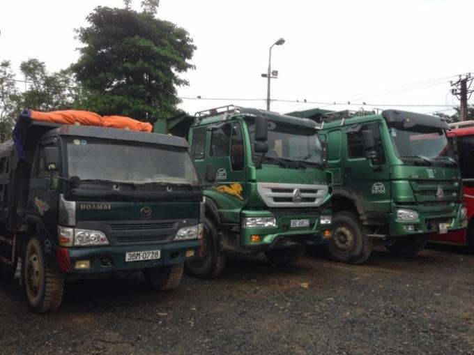 Hàng loạt xe tải hết hạn đăng kiểm bị băt giữ. (Ảnh: P.Tuấn)