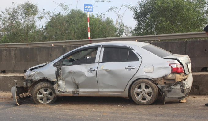 Lốp trước bên trái xẹp, gương chiếu hậu cũng văng khỏi xe