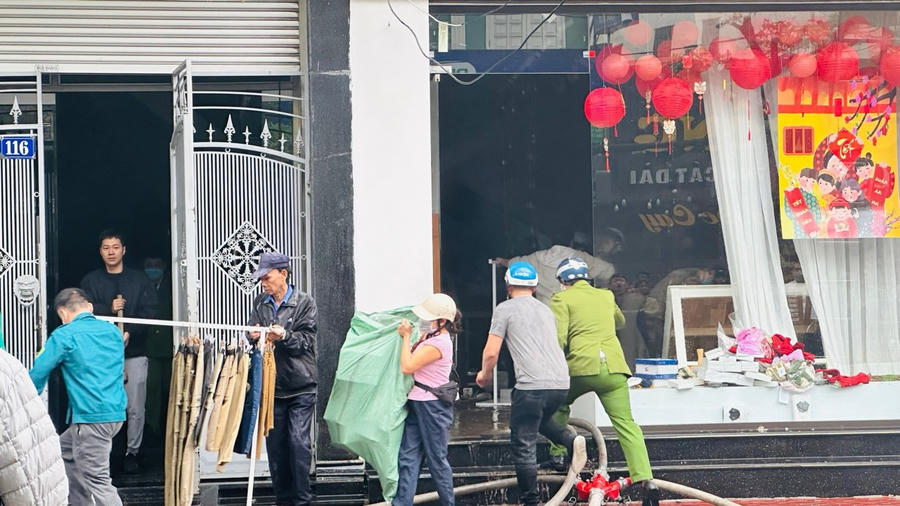 Nhanh chóng di chuyển đồ đạc tại khu vực cháy.