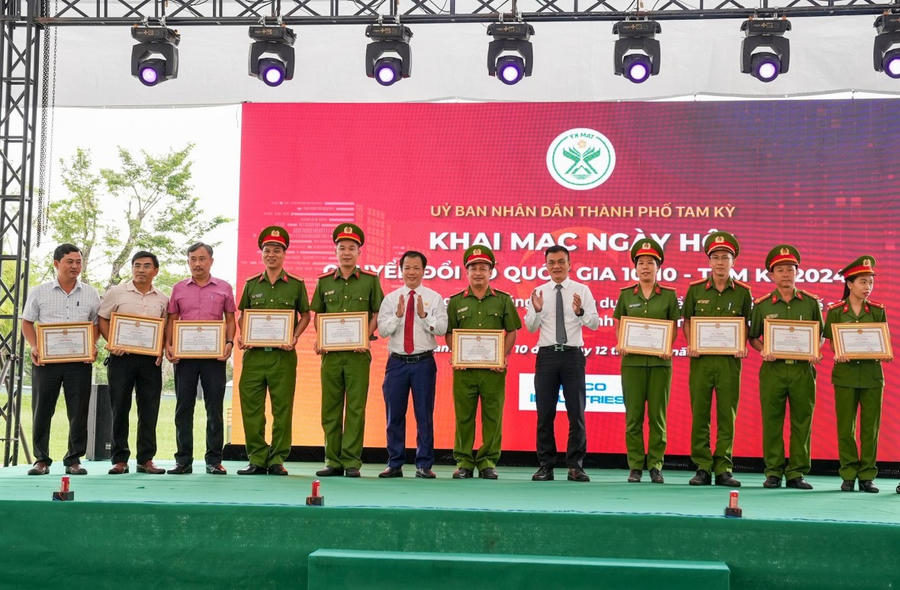 UBND TP Tam Kỳ khen thưởng các cá nhân có nhiều đóng góp trong công tác chuyển đổi số. (Ảnh: C.H).