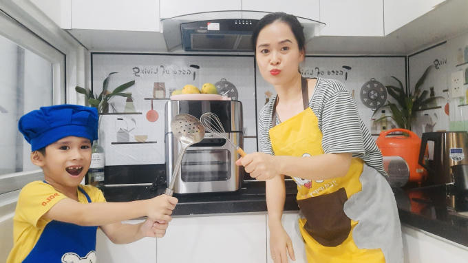 Chị Sao Hôm rủ cả cậu con trai nhỏ tham gia vào video bán hàng của mình để thêm phần hấp dẫn.
