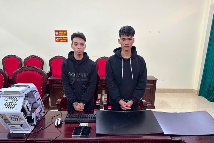 Hai đối tượng Nguyễn Kim Ngọc và Nguyễn Hữu Duy tại cơ quan Công an. Ảnh CA Sơn La.