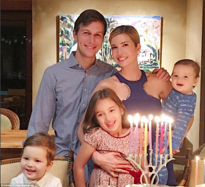 Ảnh vợ chồng Ivanka chụp cùng ba con Arabella, Joseph và Theodore. (Ảnh: Mris)