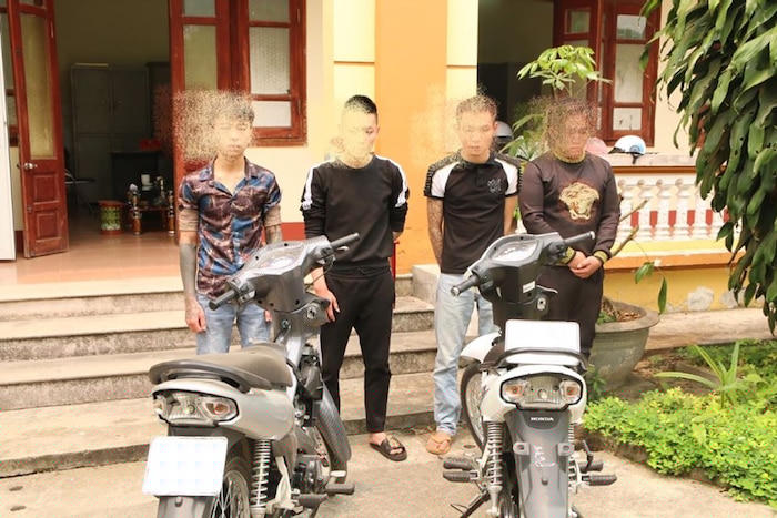 Nhóm thanh niên bốc đầu xe máy, rồi đăng lên FB