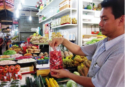 Chợ Bến Thành có riêng một sạp chuyên bán rau Đà Lạt với giấy chứng nhận nguồn gốc xuất xứ, bảo quản tốt, trang trí bắt mắt.