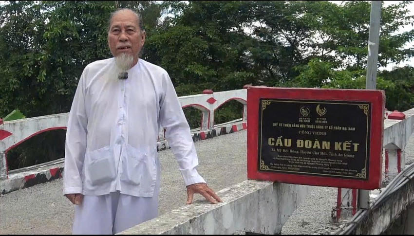 Ông Út thay mặt người dân địa phương hoan nghênh ,cảm ơn những nhà hảo tâm, mong rằng sẽ có nhiều cây cầu bê tông được xây dựng hơn nữa!