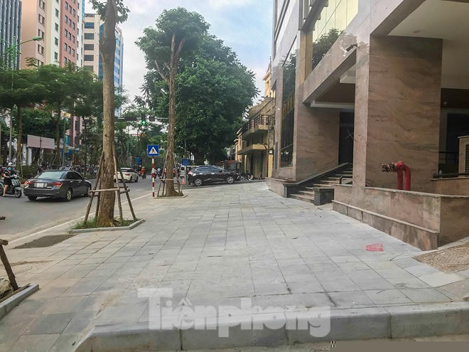 Theo quan sát, tuyến phố Láng Hạ (khu vực gần Đại sứ quán Mỹ-PV), lâu nay hè phố, vỉa hè được chỉnh trang lát vỉa hè sạch đẹp. Tuy nhiên, gần đây khi tòa cao ốc văn phòng số 11 Láng Hạ