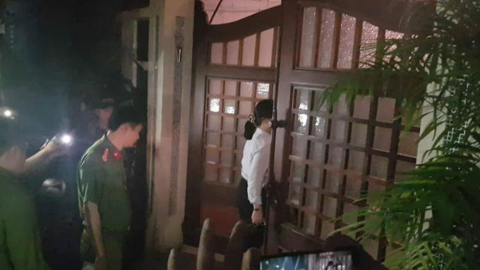 Ba bị can cùng bị khởi tố tại Đà Nẵng bao gồm: Nguyễn Viết Vĩnh (nguyên Trưởng phòng Quản lý đô thị, UBND TP Đà Nẵng); Nguyễn Văn Cán (nguyên Chánh văn phòng UBND TP Đà Nẵng) và Phan Xuân Ít (nguyên Phó Chánh Văn phòng UBND TP Đà Nẵng).