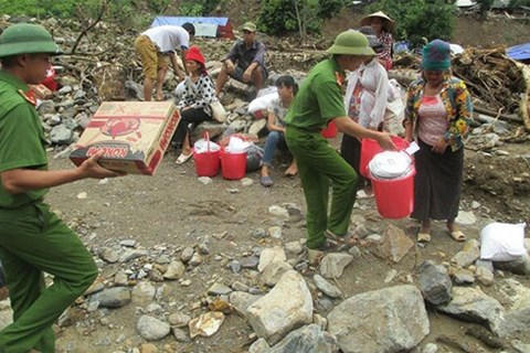 Các chiến sĩ CAND không chỉ hỗ trợ bà con về công việc hàng ngày mà còn trở thành chỗ dựa tinh thần để mọi người vượt qua khó khăn .