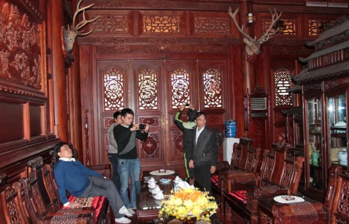 Một số khách được may mắn vào tham quan ngôi nhà ghi lại hình ảnh lần đầu chứng kiến.