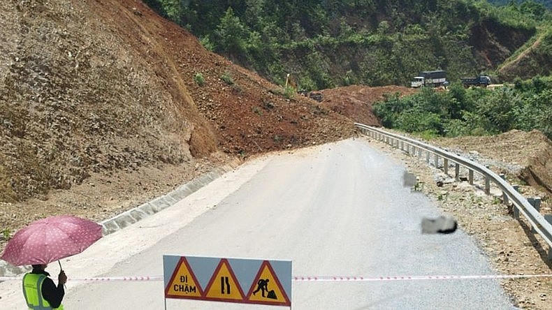 Địa điểm sạt lở gây ách tắc giao thông trên quốc lộ 4H đang được khắc phục.