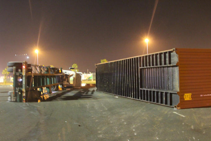 Xe container lật nhào trong lúc ôm cua.