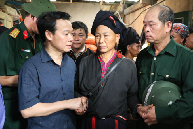 Ông Đỗ Đức Duy, Chủ tịch UBND tỉnh Yên Bái thăm hỏi, động viên gia đình ông Đặng Phúc Tài.