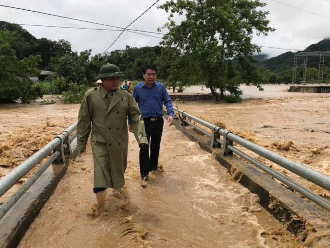 Nước lũ đổ về khiến nhiều huyện miền tây xứ Nghệ chìm trong biển nước.