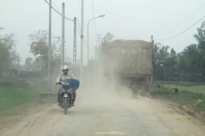 Cát bụi táp vào mặt người đi đường, rất nguy hiểm (Ảnh Duy Ngợi).