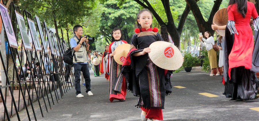 Các em thiếu nhi các dân tộc trong tỉnh trình diễn thời trang “Tự hào bản sắc dân tộc” chào mừng Lễ quốc khánh 2/9