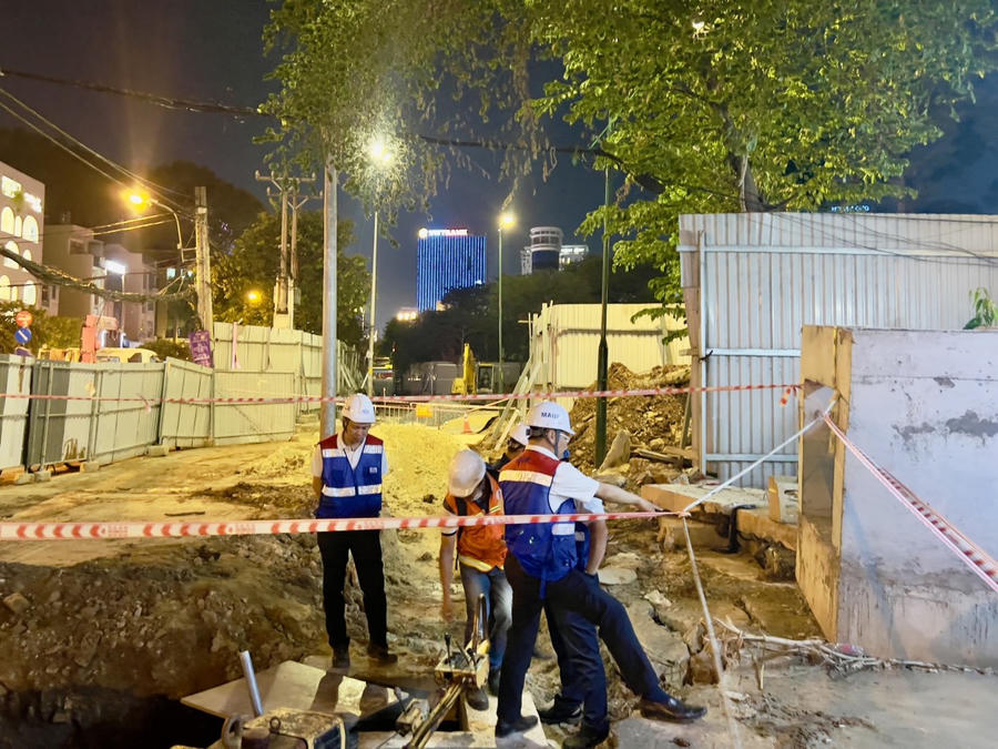 Tuyến metro số 2 Bến Thành - Tham Lương đi qua trục xuyên tâm của thành phố với mật độ giao thông lớn nên việc thi công dù làm ban đêm vẫn gặp nhiều khó khăn.