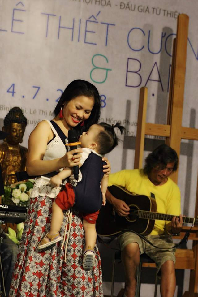 Hồng Hải và con trai trong chương trình đấu giá từ thiện của họa sĩ Lê Thiết Cương.