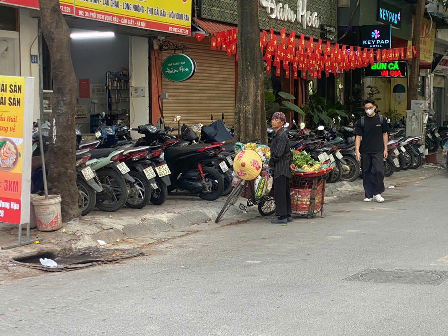 Nhiều hàng ăn, quán nước lấn chiếm vỉa hè, lòng đường tại Phố Dịch Vọng Hậu, phường Cầu Giấy làm nơi kinh doanh đẩy người đi bộ xuống lòng đường.