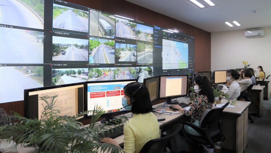 Hoạt động tại Trung tâm Giám sát, điều hành đô thị thông minh thành phố Huế.