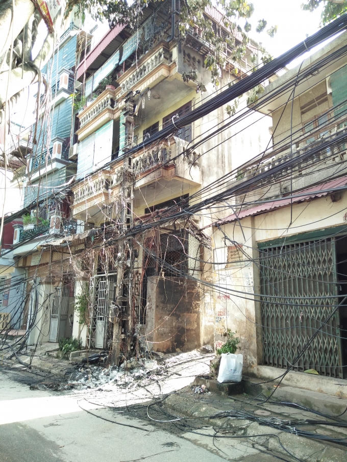 H&agrave; Nội: Clip to&agrave;n cảnh vụ ch&aacute;y cột điện khiến người d&acirc;n hốt hoảng