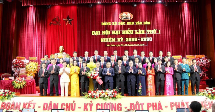 Lãnh đạo Quốc hội, tỉnh tặng hoa chúc mừng Ban Chấp hành Đảng bộ đặc khu Vân Đồn lần thứ I, nhiệm kỳ 2025-2030. (Ảnh: QMG)