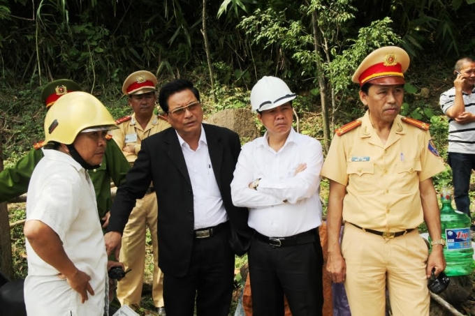 Bí thư Quận ủy Liên Chiểu ông Võ Công Chánh (áo trắng thứ 2 từ phải qua) cùng Chủ tịch UBND quận Liên Chiểu Dương Thành Thị (áo vest) đã có mặt tại hiện trường chỉ đạo các lực lượng chức năng cứu hộ, cứu nạn.