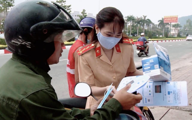 Bà Rịa - Vũng Tàu: Công an thị xã Phú Mỹ tặng khẩu trang y tế và tuyên truyền người dân phòng chống Covid-19