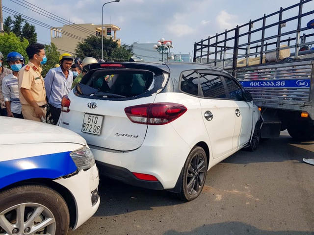 Chiếc xe bị chặn 2 đầu mới chịu dừng lại.