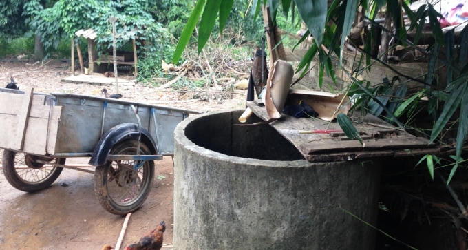 Bể nước nơi bé gái hai tuổi chết sáu khi bố sát hại thả vào trong này.