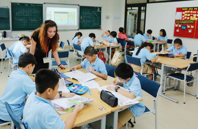 Tại trường PTLC Central Park Các phòng học được trang bị đầy đủ máy chiếu, bảng từ, bảng nỉ, điều hòa 2 chiều, tường và cửa cách âm, hệ thống loa và âm thanh trong lớp học. Bàn ghế có thể dễ dàng xoay chuyển để các em tạo nhóm để cùng học hoặc làm các bài tập theo yêu cầu của giáo viên.