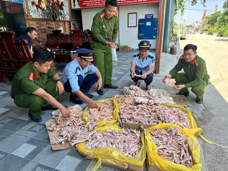 Công ty thực phẩm sạch nhưng có tới chân gà, đuôi lợn không rõ nguồn gốc xuất xứ trong kho. Ảnh: Chi cục QLTT Nghệ An