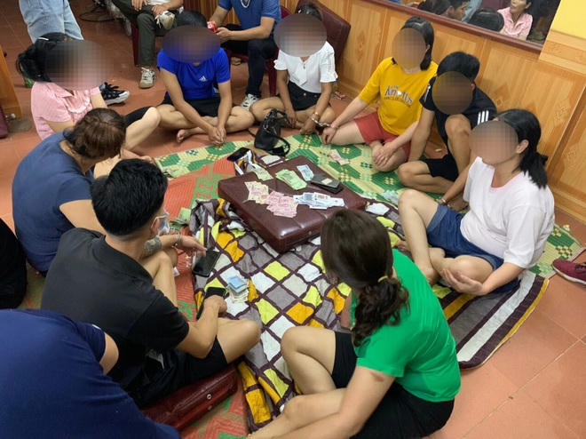 Công an bắt quả tang các đối tượng tham gia đánh bạc (Ảnh: Công an cung cấp).