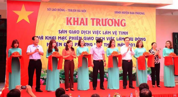 Cắt băng khai trương sàn giao dịch vệ tinh huyện Đan Phượng.