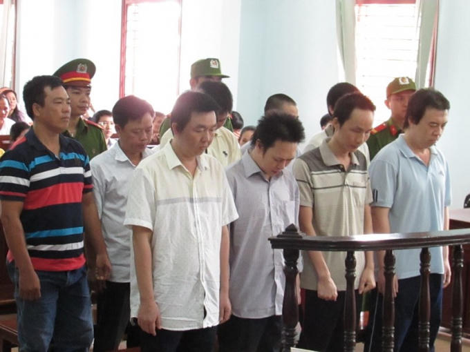 9 bị cáo trong vụ nhận hối lộ tại Thanh tra giao thông Cần Thờ trong phiên tòa phúc thẩm hồi tháng 10-2017, mỗi bị cáo nhận án từ 7 năm đến tù chung thân về tội nhận hối lộ. Ảnh: NN