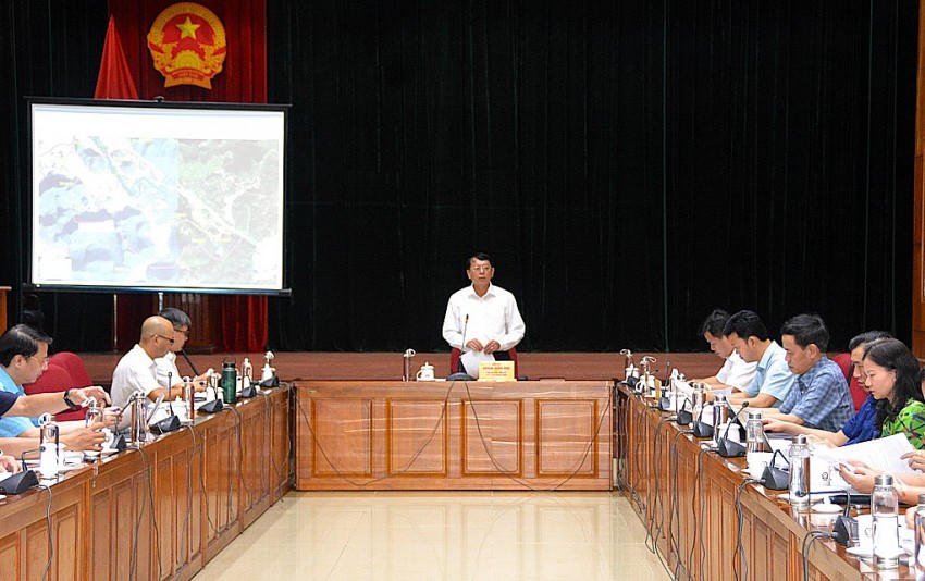 Chủ tịch UBND tỉnh Hoàng Xuân Ánh phát biểu chỉ đạo tại cuộc họp.