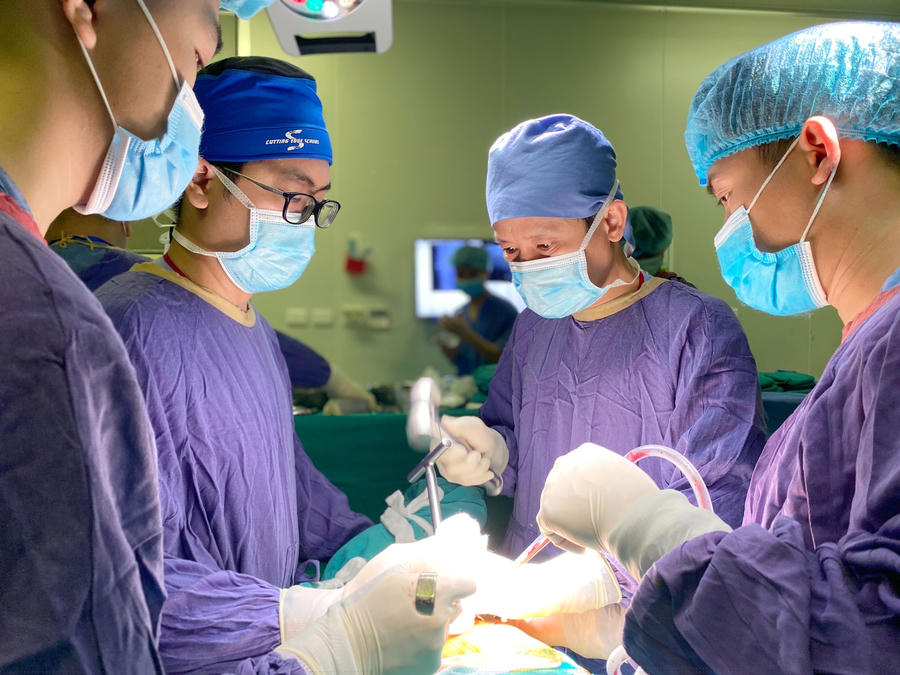 PGS.TS. Nguyễn Mạnh Khánh trong ca mổ thay nổi soi khớp gối cho bệnh nhân. Ảnh: VGP/Thanh Hằng