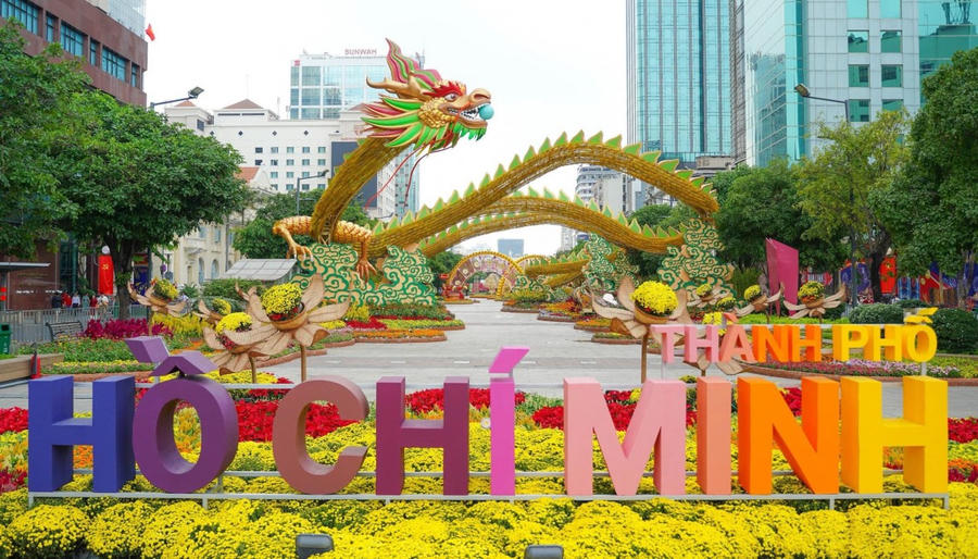 Đường hoa Nguyễn Huệ rực rỡ dịp Tết Giáp Thìn 2024.