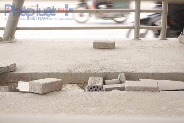 Gạch, rác thải được vất ngổn ngang khắp nơi tại điểm chờ xe buýt.