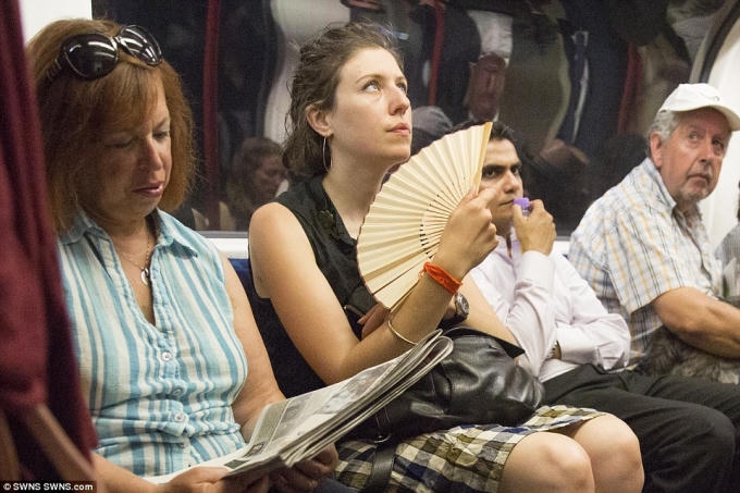 Thời tiết nắng nóng bất thường ảnh hưởng rất nhiều tới cuộc sống của người dân Vương quốc Anh. (Ảnh: SWNS)